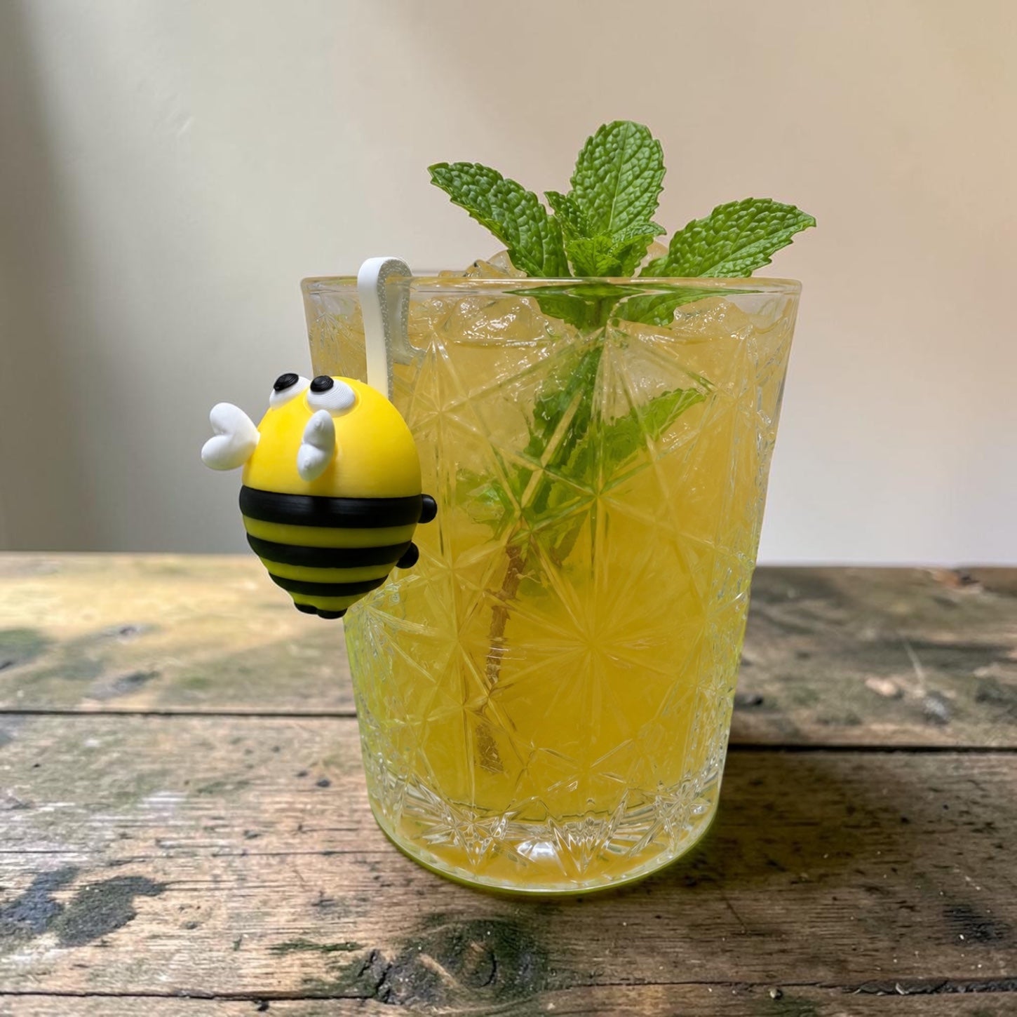 🐝 Getränkemarkierer „Horsti“ – Mit leuchtendem Popo 🐝